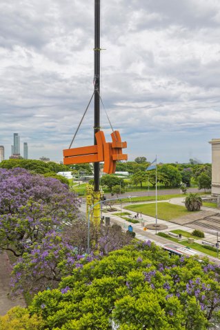 Sculpture monumentale dans le ciel