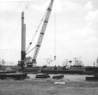 Les profilés en H sont montées à la grue un par un après soudure