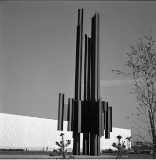 La sculpture terminée et peinte en noir