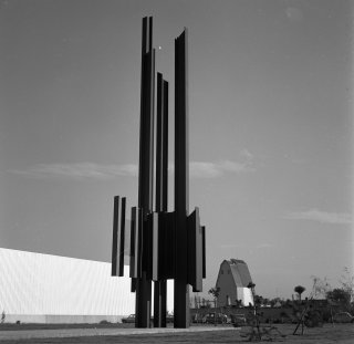 La sculpture terminée et peinte en noir