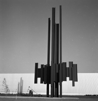 La sculpture terminée et peinte en noir