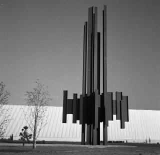 La sculpture terminée et peinte en noir